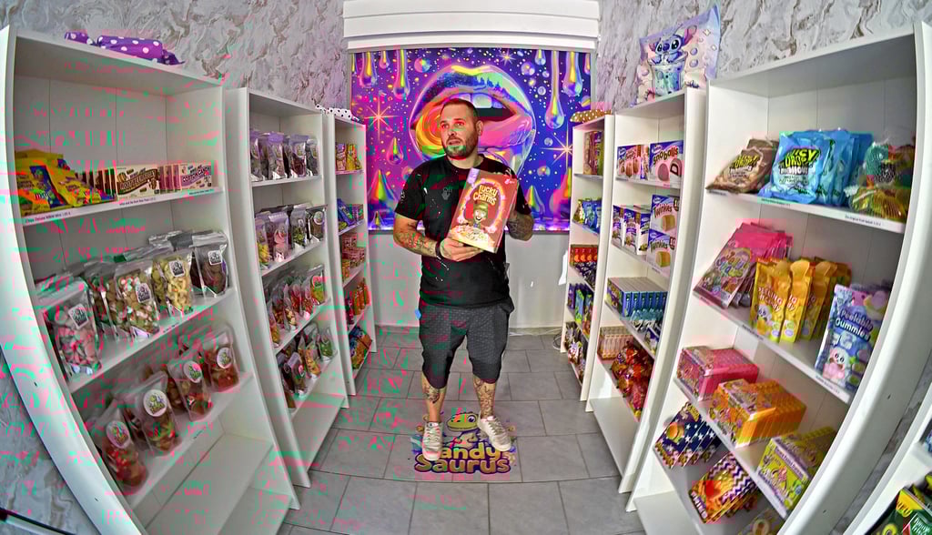 Naschwerk aus aller Welt hat Benjamin Klapproth in seinem Süßigkeiten-Laden „Candy Saurus“ aufgebaut, der am Wochenende eröffnet wird.