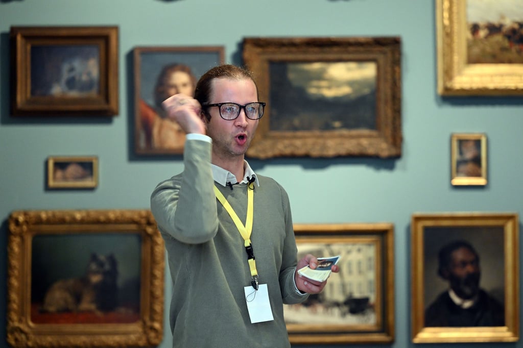 Der schlecht gelaunte „Grumpy Guide“ im Düsseldorfer Kunstpalast ist ein riesiger Publikumserfolg.