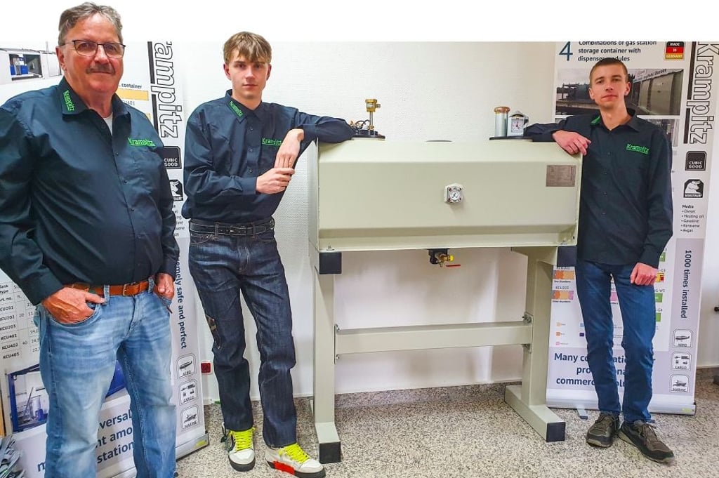 Friedemann Krampitz und seine Söhne Jacob (links) und Maxim mit dem TTE-250 Neo Tagestank , dem neuesten Modell der Tagestankbaureihe.