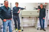 Friedemann Krampitz und seine Söhne Jacob (links) und Maxim mit  dem TTE-250 Neo Tagestank , dem neuesten Modell der Tagestankbaureihe. 