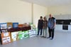 Anke Weidner von der Stadtverwaltung (v.l.), Ortsbürgermeisterin Elke Meinhold und Ralf Benke vom Hohenlepter Baukontor freuen sich über das Ergebnis der Umgestaltung des Raumes.