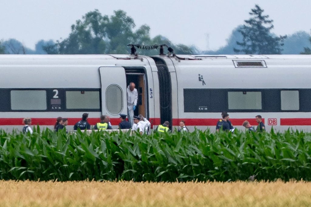Ermittler der Spurensicherung untersuchten den ICE.