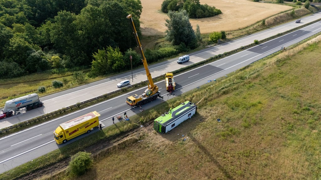 Ein Flixbus ist von der Fahrbahn abgekommen und auf die Seite gekippt.