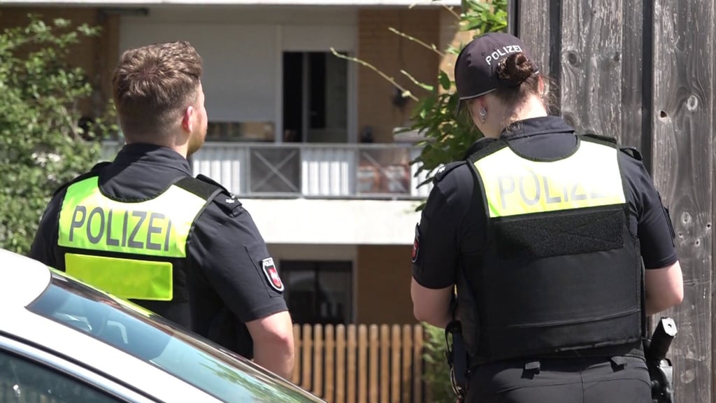 In einem Mehrfamilienhaus in Arnum in der Region Hannover wurde eine Frau tödlich verletzt. Polizisten nahmen den mutmaßlichen Täter fest.