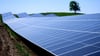 Solarparks wie dieser in der Nähe der Autobahn 95 in Bayern machen knapp ein Drittel der in Deutschland installierten Leistung aus. (Archivbild)