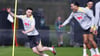 Virgil van Dijk (r.) wird seinen gestorbenen Teamkollegen Diego Jota (l) vermissen