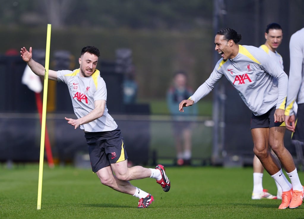 Virgil van Dijk (r.) wird seinen gestorbenen Teamkollegen Diego Jota (l) vermissen