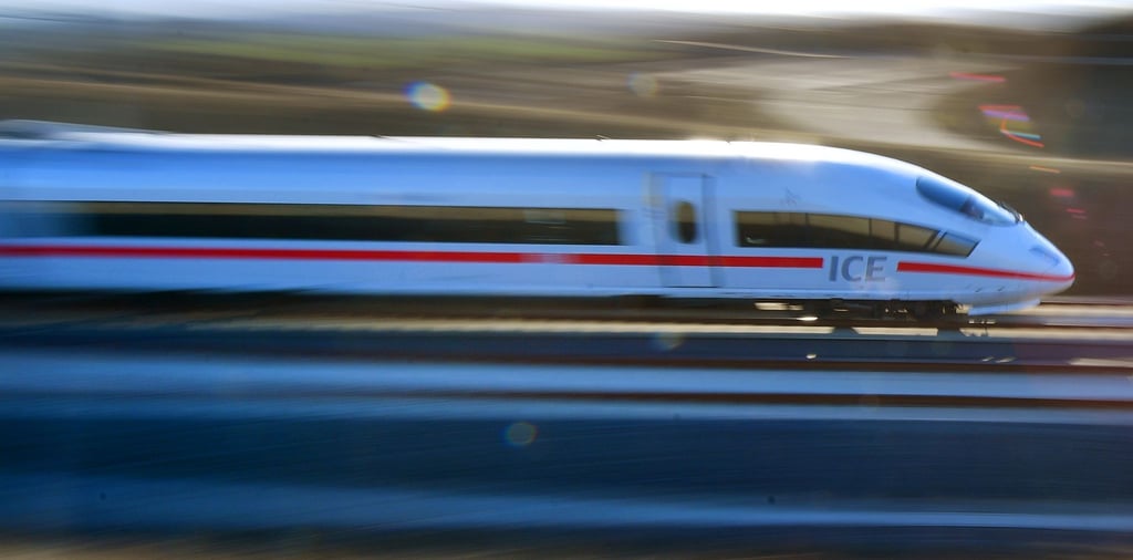 Reisende der Bahn müssen auf der Strecke zwischen Erfurt und Eisenach auch bis ins Wochenende weiter mit Einschränkungen rechnen. Grund ist ein Böschungsbrand am Mittwochabend, der langwierige Reparaturen nötig macht. (Archivfoto)