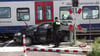 Eine Seniorin ist mit ihrem Auto an einem Bahnübergang mit einer S-Bahn zusammengestoßen.