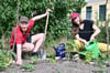 Laurin Faust und Sarah Ivarsson sind die neuen Mitarbeiter im Interkulturellen Garten in Magdeburg-Neustadt.
