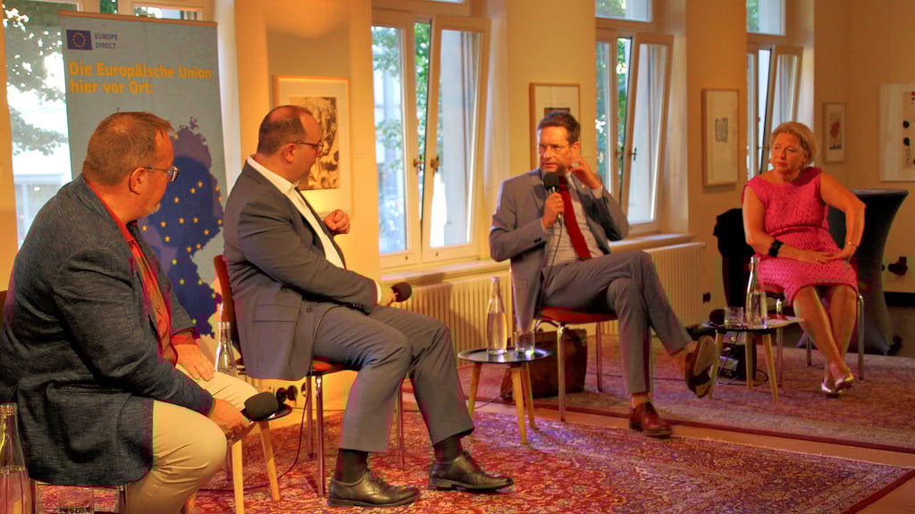 Hatten Redebedarf zum Thema Zukunftszentrum: Moderator Christian Scharf, Geschäftsführer Jan Büchner, OB Alexander Vogt, Generalkonsulin Cornelia Pieper (v. l.)