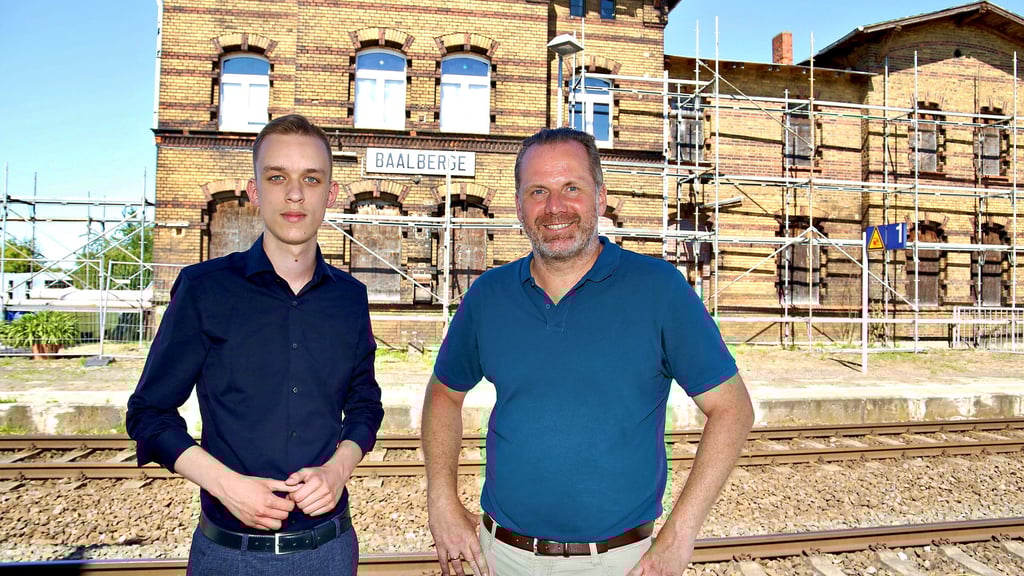 Treffpunkt draußen am Bahnhof: In Baalberge sprach Frank Klemmer (rechts) mit Mark Styra über das Leben im Salzlandkreis.