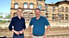 Treffpunkt draußen am Bahnhof: In Baalberge sprach Frank Klemmer (rechts) mit Mark Styra über das Leben im Salzlandkreis.