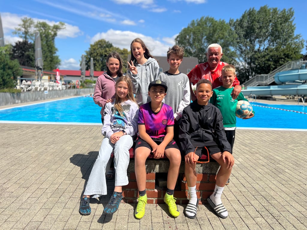 Jürgen Pieper betreute auch in diesem Jahr das Feriencamp der Sportjugend im Dedeleber Freibad.