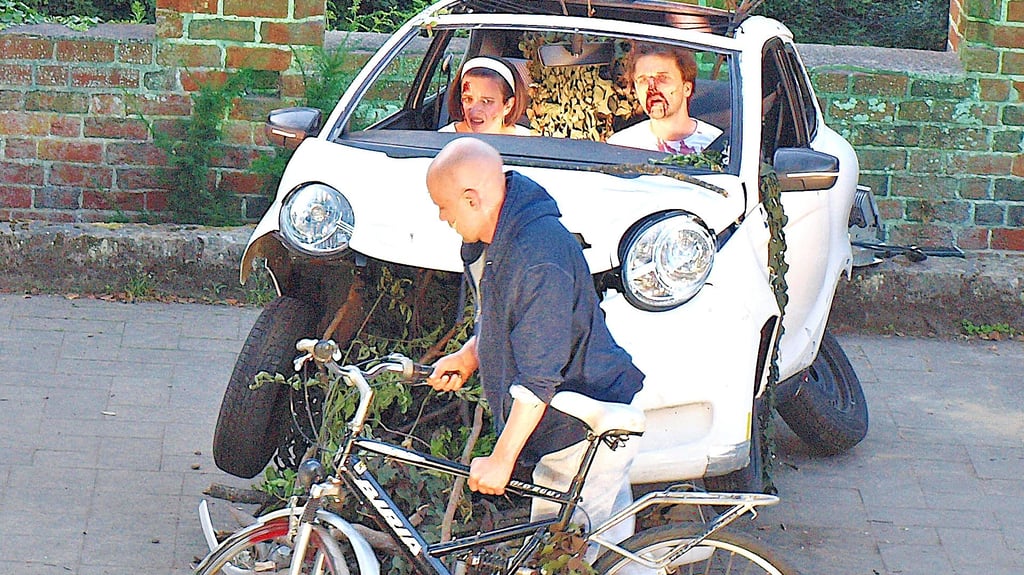 Während das streitende Ehepaar nach dem Unfall im Autowrack feststeckte, holte der Radfahrer seinen Drahtesel von der Kühlerhaube.
