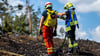 Mit Löschrucksäcken gehen die Feuerwehrleute etwa gegen Glutnester vor.