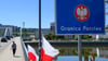 Der deutsch-polnische Grenzübergang Stadtbrücke zwischen Frankfurt (Oder) und Slubice. Polens Regierung rechnet mit Behinderungen des Grenzverkehrs durch die am Montag beginnenden Kontrollen an der Grenze. (Archivbild)