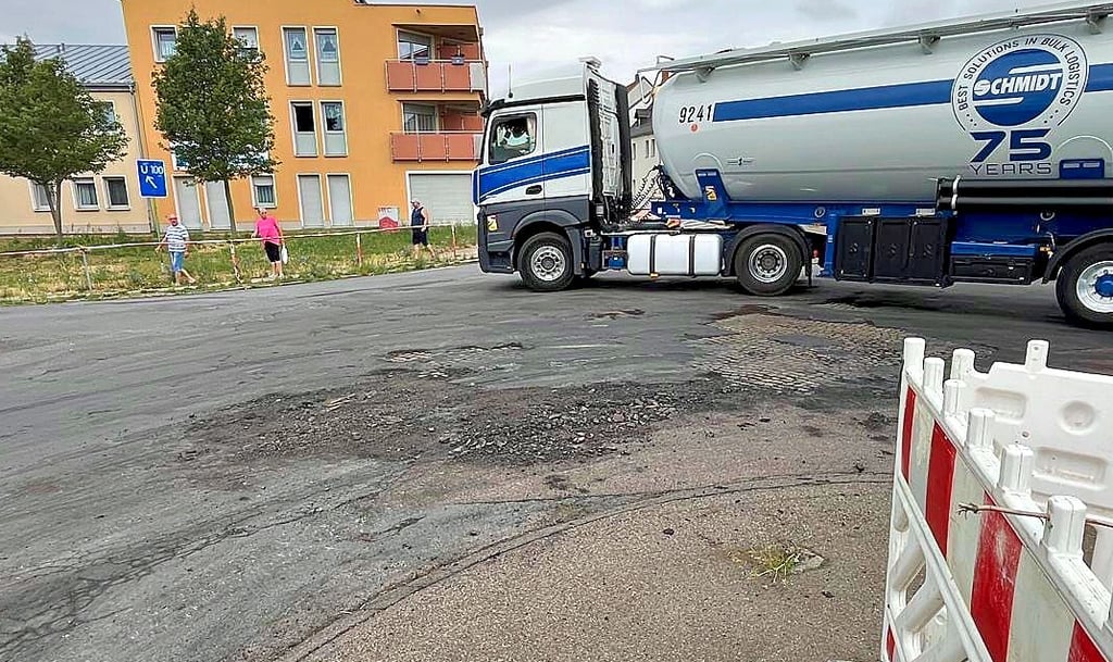 Eine besondere Belastung für die Straße sind die schweren Lkw.