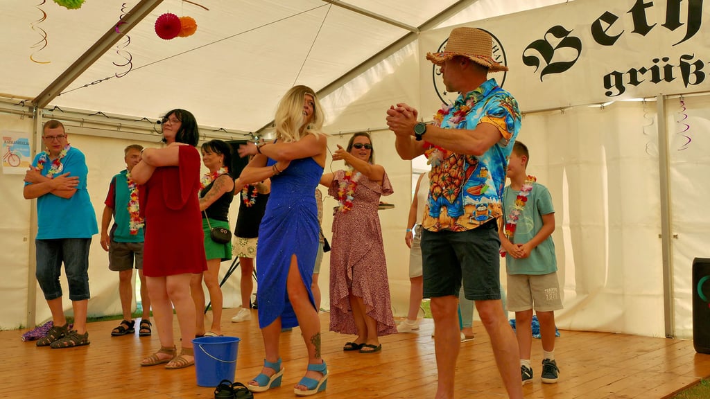Für ordentlich Stimmung im Bethauer Festzelt sorgt ein Macarena-Tanz, bei dem auch das Publikum mittanzen darf.