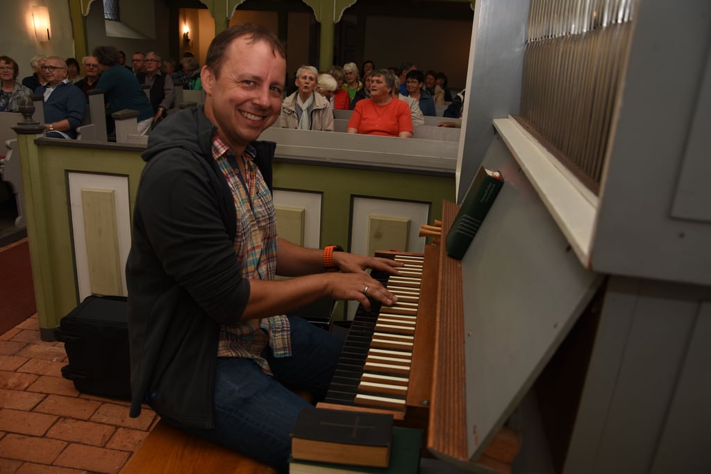 Dr. Daniel Graf an der Orgel - er wurde nominiert für den Bürgerpreis, Kategorie Kultur-Mensch.
