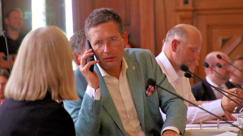 Oberbürgermeister Alexander Vogt griff während einer kurzen Debattenpause im Stadtrat zum Handy. Er ist jetzt seit 100 Tagen im Amt.