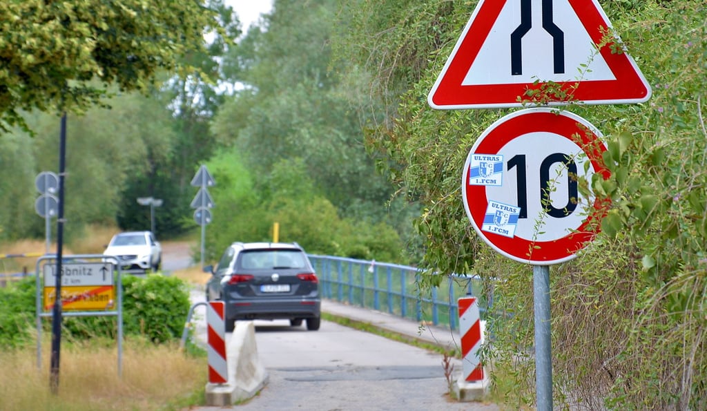„Handlungsbedarf später oder früher“ sieht die Stadt Staßfurt bei der Bodebrücke in Hohenerxleben, die bereits auf 2,10 Meter Fahrzeugbreite „verjüngt“ wurde und für deren Benutzung eine Geschwindigkeitsbegrenzung gilt.
