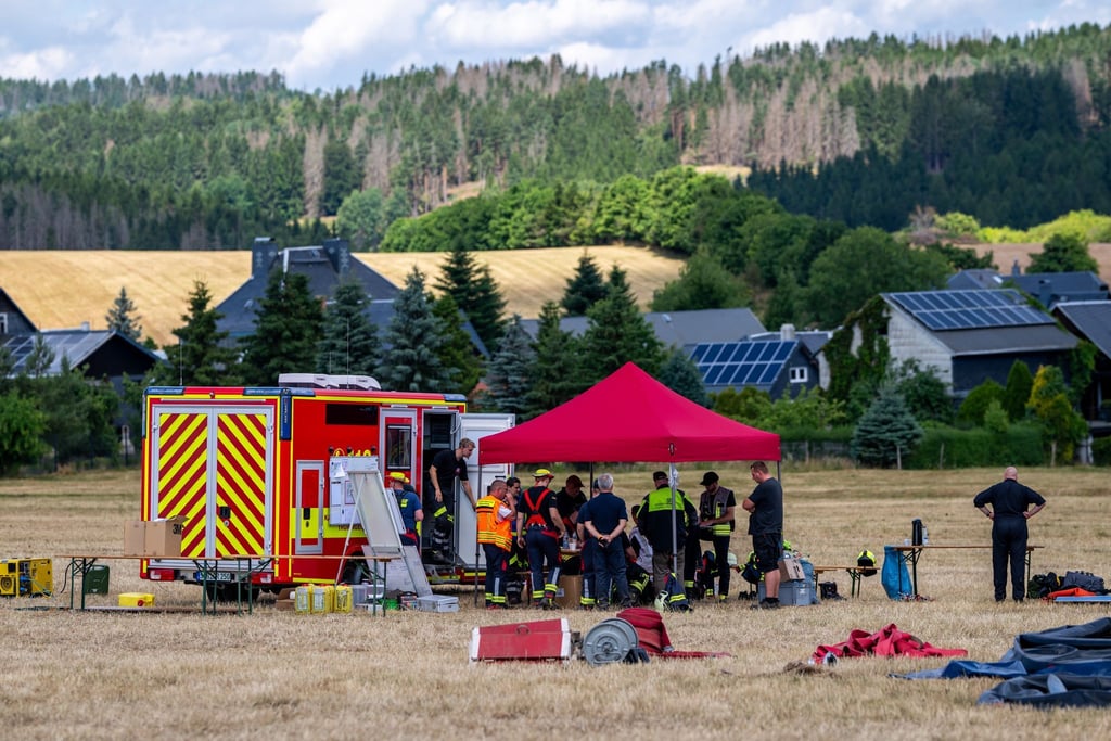 Feuerwehren, Technisches Hilfswerk, Polizei und viele andere Einsatzkräfte sind vor Ort.