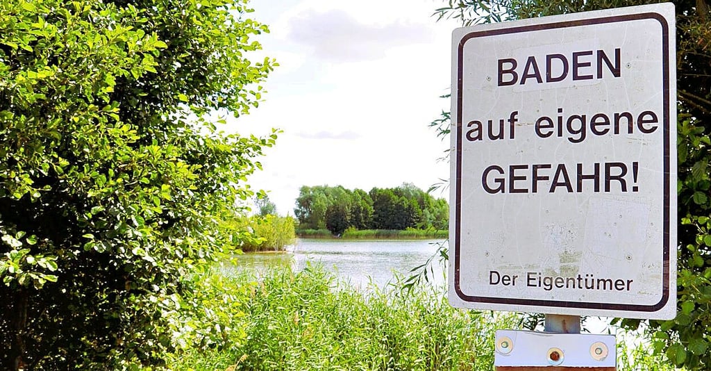 In der Zerbster Kiesgrube nahe des Waldfriedens kann gebadet werden aber auf eigene Gefahr. Das birgt Risiken.