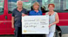 Im Beisein des Vorsitzenden des Kreisfeuerwehrverbandes, Lothar Meyer, und der Kreisjugendwartin Roswitha Salm überreichte Simone Müller (Mitte) den symbolischen Scheck für das Kinder- und Jugendlager.  