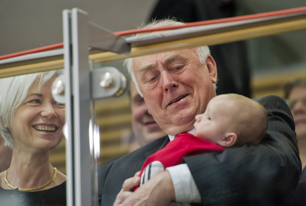 Der scheidende Ministerpräsident Wolfgang Böhmer hält im April 2011 das Baby des neuen Landtagspräsidenten im Arm.