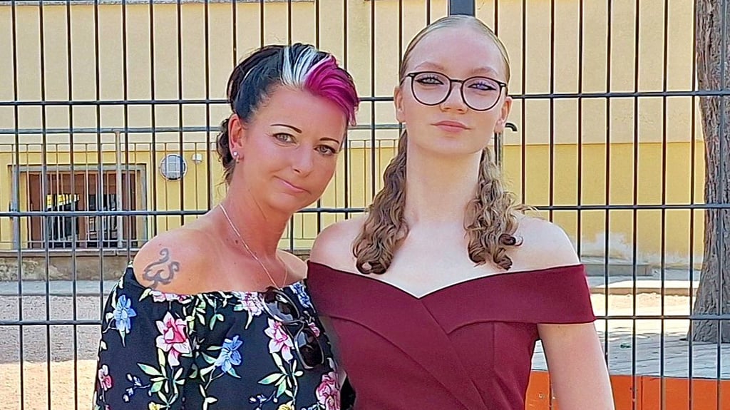 Da können die Eltern wirklich stolz sein: Jessie Voigt mit ihrer Mama Jana bei der Übergabe der Zeugnisse. Jessie hat einen Notendurchschnitt von 1,06.