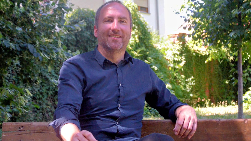 Kornelius Werner im Pfarrgarten in Hecklingen. Demnächst zieht der Pfarrer an die Ostsee.