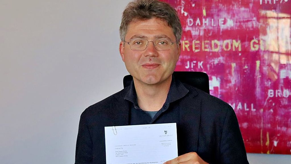 Robert Reck mit dem unterschriebenen Vertrag.