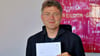 Robert Reck mit dem unterschriebenen Vertrag.