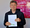 Robert Reck mit dem unterschriebenen Vertrag.