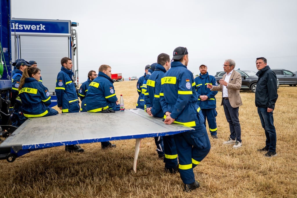 Neben Feuerwehren, sind auch das Technische Hilfswerk (THW) und andere Einsatzkräfte bei den Waldbränden in Thüringen und Sachsen vor Ort.
