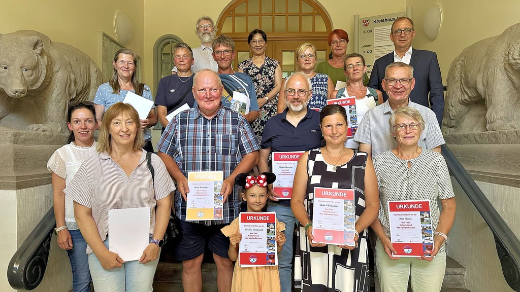 Sie alle dürfen sich von nun an „Kulturkonsule des Salzlandkreises" nennen. Die Auszeichnungen verlieh ihnen Landrat Markus Bauer (rechts hinten).