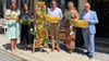 Nehmen einer der ersten Wernigeröder Sommersprossen unter die Lupe, von links: Wirtschaftsförderin Kristin Dormann, Geschäftsinhaberin Romy Lubert, Oberbürgermeister Tobias Kascha, Grafikerin Anke Duda und  Markus Giger, Vorsitzender der Kaufmannsgilde.