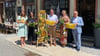 Kampf gegen den Leerstand und frür mehr Kunden in der Innenstadt von Wernigerode: Nehmen einer der ersten Wernigeröder Sommersprossen unter die Lupe, von links: Wirtschaftsförderin Kristin Dormann, Geschäftsinhaberin Romy Lubert, Oberbürgermeister Tobias Kascha, Grafikerin Anke Duda und  Markus Giger, Vorsitzender der Kaufmannsgilde.