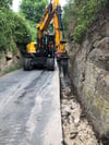 Wenig Platz zum Arbeiten hat der Baggerfahrer in Langensteins Dorfstraße.