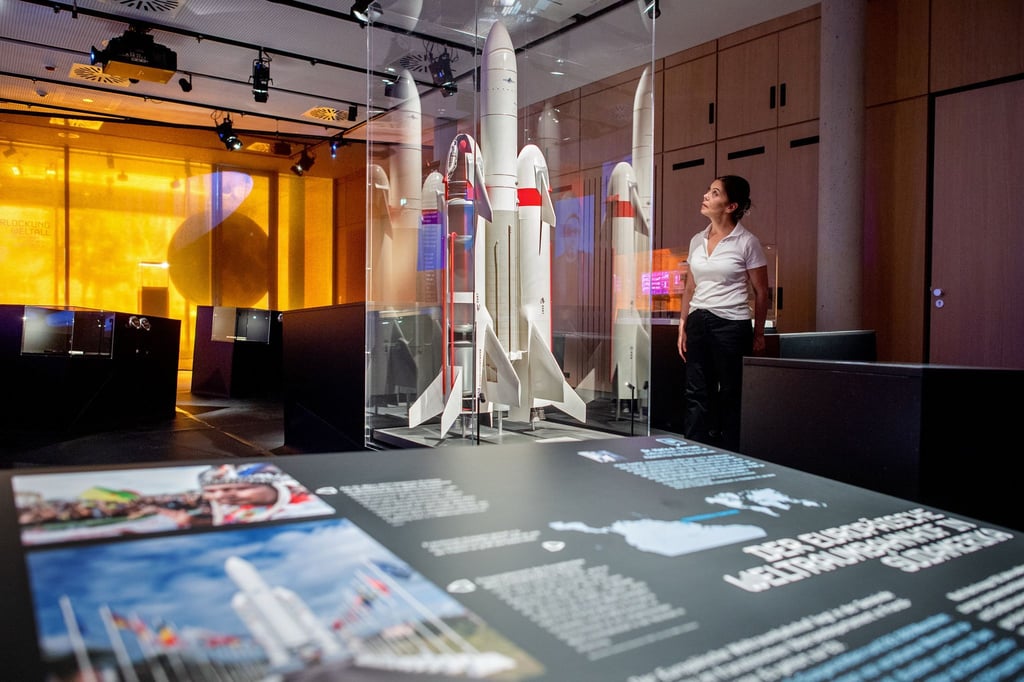 Die Ausstellung zeigt ein Modell der europäischen Trägerrakete Ariane 5.