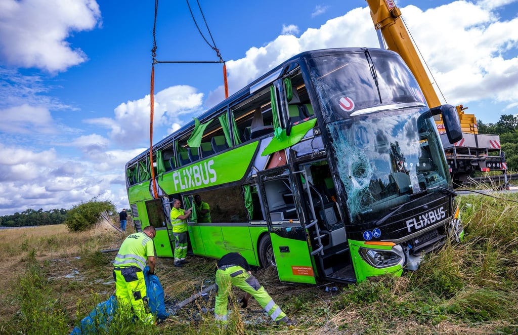 Per Kran sollte der verunfallte Bus geborgen werden.