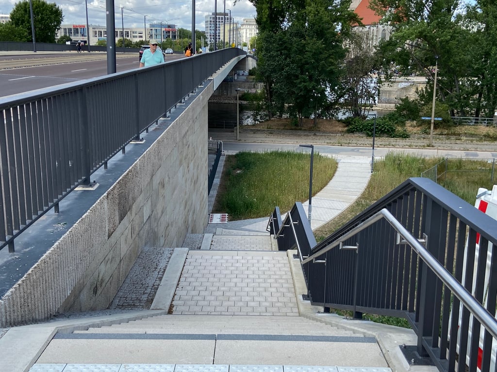 Die neue Freitreppe an der Nordseite der Neuen Strombrücke in Magdeburg führt hinab zum Kleinen Werder.