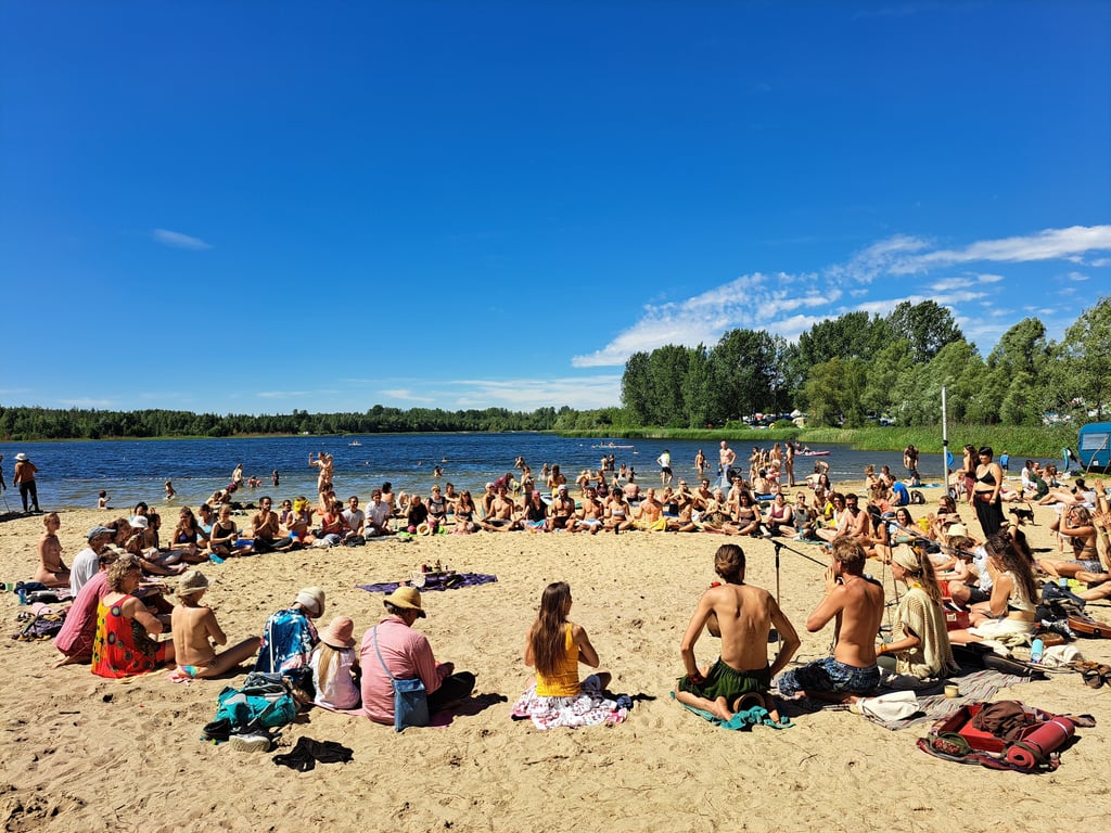 Im vergangenen Jahr zog „Cat & Cow Yoga-Festival“ mehr als 1.000 Besucher an den Strand des Mondsees. Auf eine ähnliche Resonanz hoffen die Veranstalter auch in diesem Jahr.