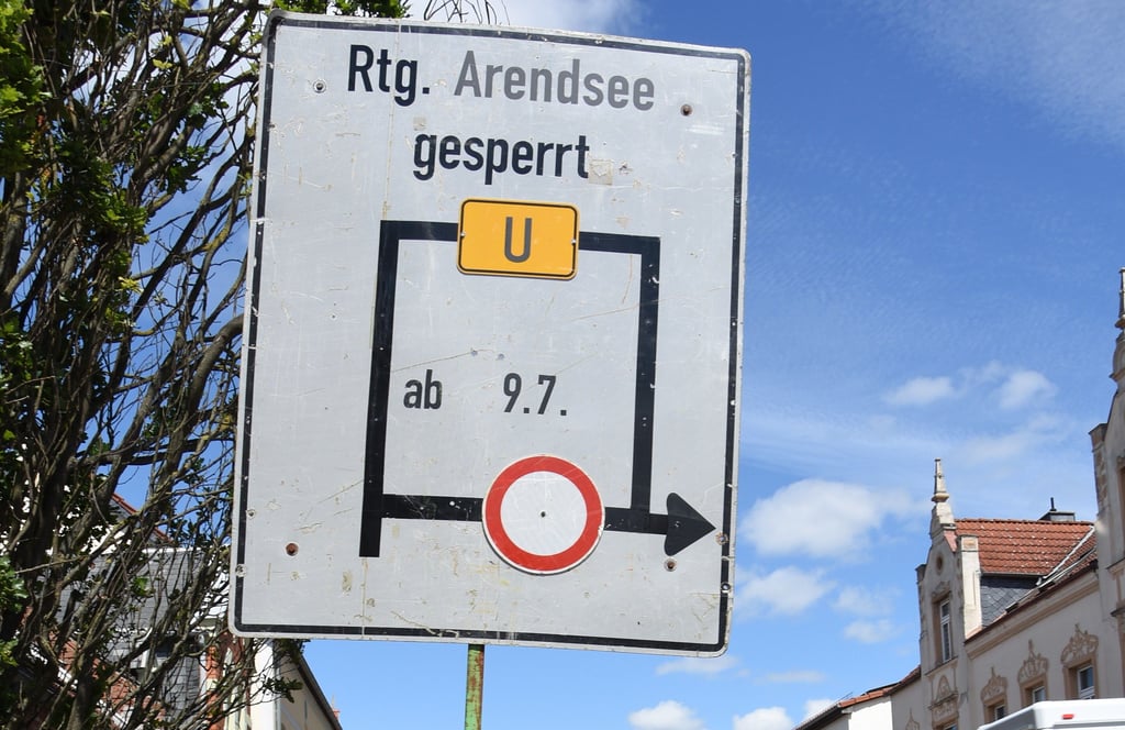 Diese Beschilderung weist bereits im Stadtgebiet von Kalbe auf die bevorstehende Umleitung hin.
