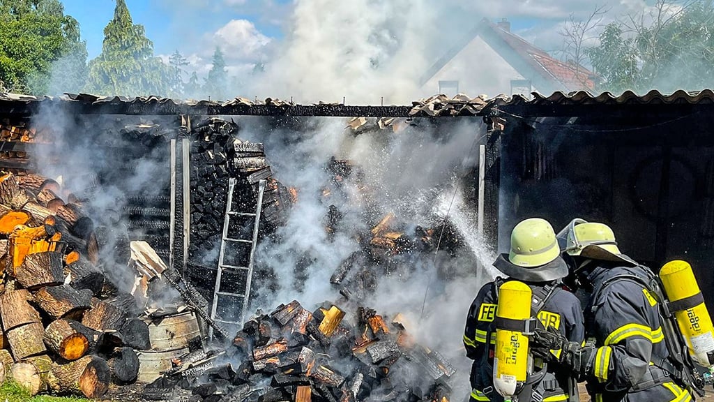 Mehrere Festmeter Holz sind verkohlt, aber beim Holzschuppenbrand in Erxleben am 4. Juli 2025 sind weder Mensch noch Tier zu Schaden gekommen.