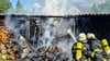 Mehrere Festmeter Holz sind verkohlt, aber beim Holzschuppenbrand in Erxleben am 4. Juli 2025 sind weder Mensch noch Tier zu Schaden gekommen.