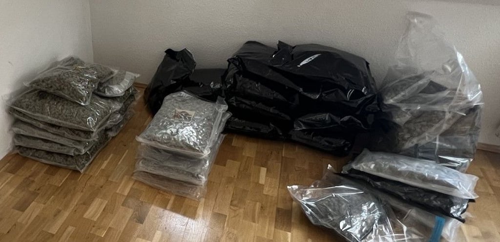 Ein Teil der sichergestellten Drogen bei der Razzia der Polizei im Burgenlandkreis und in Sachsen.