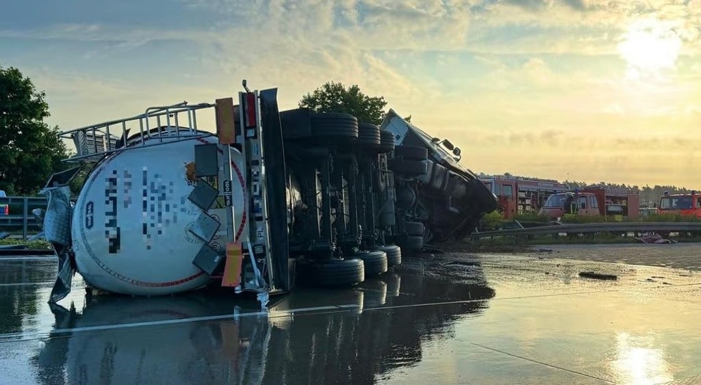 Speiseöl ausgelaufen: Die A2-Fahrbahn war Richtung Berlin über Tage für die Reinigungsarbeiten gesperrt.