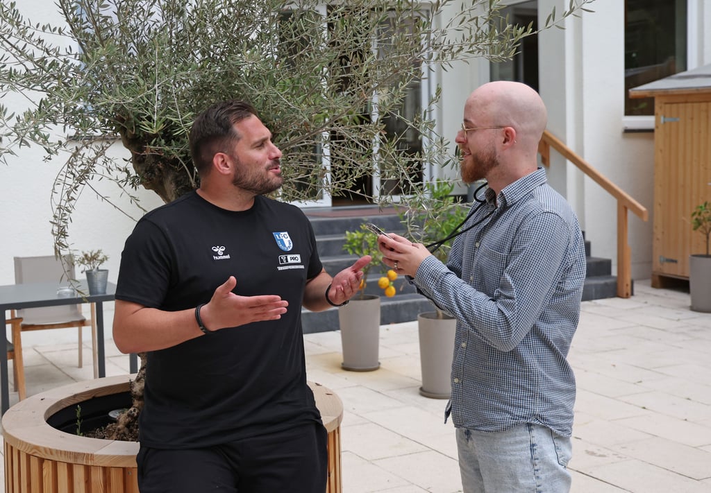 FCM-Co-Trainer Saban Uzun (li.) im Gespräch mit Volksstimme-Reporter Yannik Sammert.
